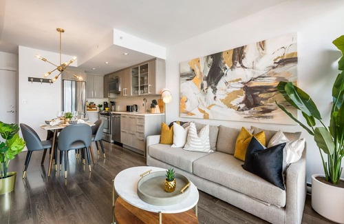Downtown Eastside Apartment | Breathtaking Views of Mountains & Ocean Sleeps 4 - Fast Wifi & Secured Parking
