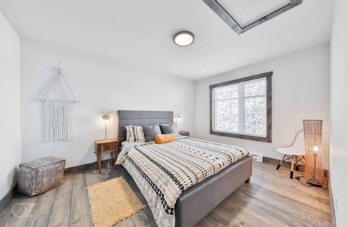 Chertsey Ski Chalet | Le Boheme - Lakeside chalet with spa