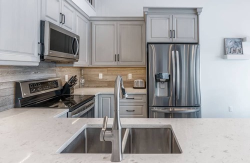 Central Okanagan Cottage | *SPACIOUS-STUNNING-FAMILY AND PET FRIENDLY, SHORT WALK TO MAIN AMENITIES AREA!