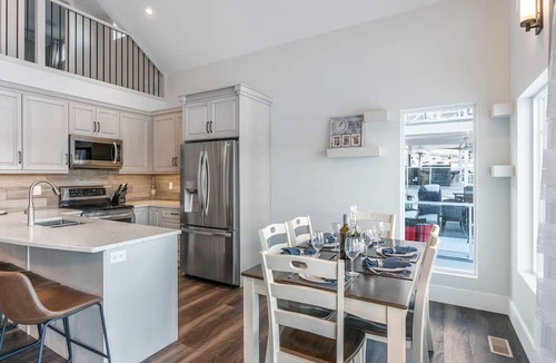 Central Okanagan Cottage | *SPACIOUS-STUNNING-FAMILY AND PET FRIENDLY, SHORT WALK TO MAIN AMENITIES AREA!