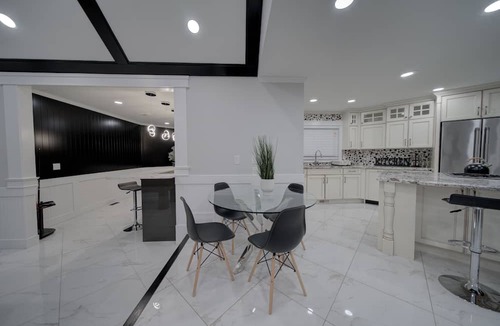 Fleetwood House | 6 bdrm home w pool/hot tub/pool table/bar/kareoke