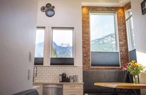 Squamish House | Serenity Haven: Captivating Sea To Sky Retreat