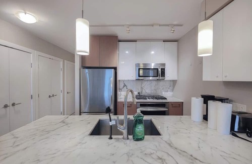 Richmond City Centre Apartment | 2BDR & 2Bath | AC | Free WiFi & Parking @ Oval Park