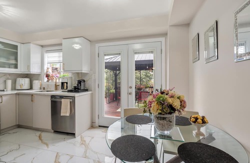 Watertown House | Spacious 5-bedroom house in wonderful Hamilton with fitness room, WiFi .