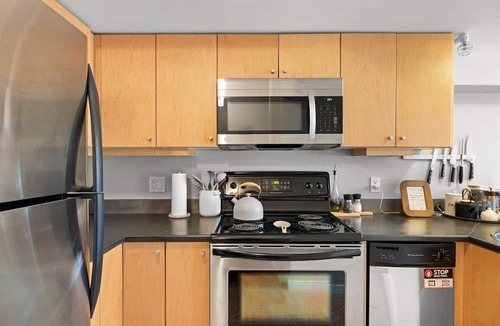 Inner Harbour Condo | Stylish Loft-Style 1Bed Apartment, Downtown Victoria