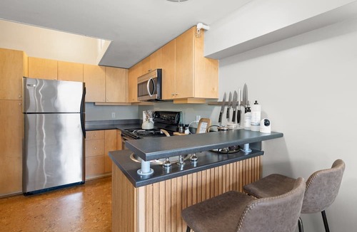 Inner Harbour Condo | Stylish Loft-Style 1Bed Apartment, Downtown Victoria