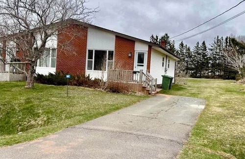 Summerside House | Centrally located Newly renovated 2 bedroom, 1bath washer dryer large back yard