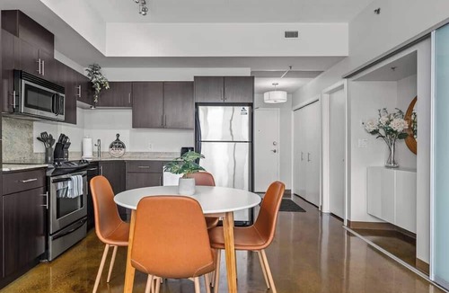 Mission District Apartment | Perfect View| UG Stall| 2 Bed| Mins to Saddledome
