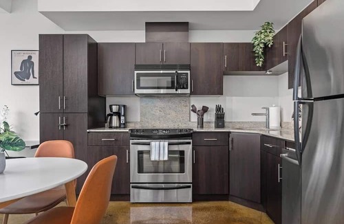 Mission District Apartment | Perfect View| UG Stall| 2 Bed| Mins to Saddledome