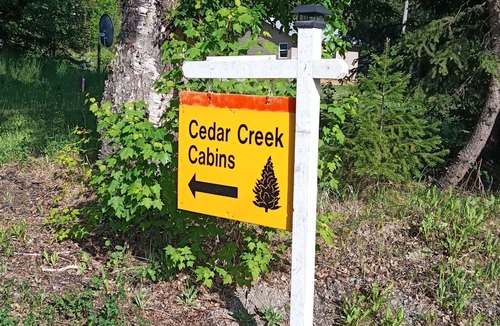 Likely House | Cozy cabin meters away from the Cedar creek and Quesnel Lakennnn