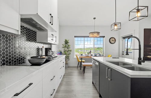 Kincora House | Lakeview Home: 2 Suites, King Beds, Central A/C, Jacuzzi, 80-mins to Banff