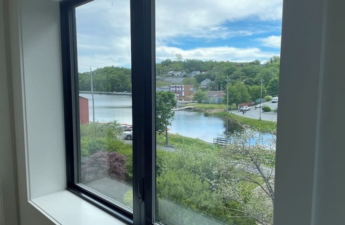 Dartmouth House | Beautiful 3 bedroom by Lake Banook!
