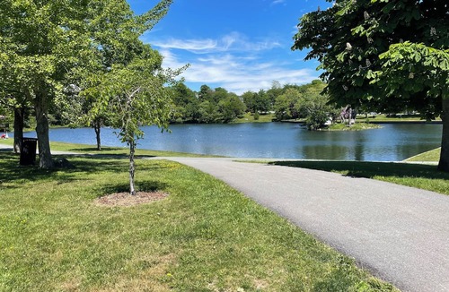 Dartmouth House | Beautiful 3 bedroom by Lake Banook!