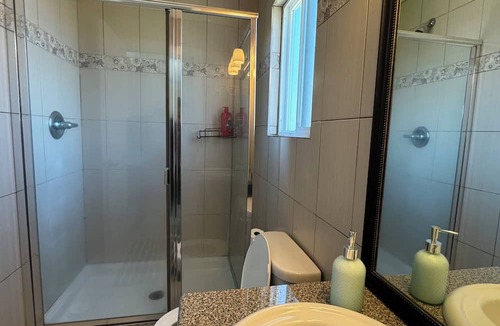 Richmond House | Private bedroom with AC,Private washroom,close to YVR airport-Cambie Palace