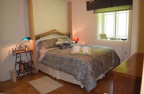 Oro-Medonte Cottage | Warm cosy 2 bedroom selfcontained strawbale cottage, one level,