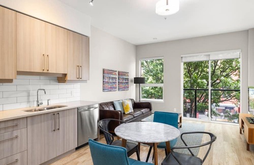 Inner Harbour Condo | Spotless, Stylish Downtown 1bed Condo with Parking!