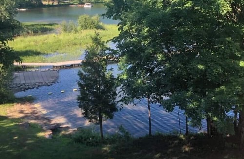 Val-des-Monts House | Entrebleu | Spa avec vue sur le lac