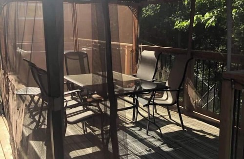 Val-des-Monts House | Entrebleu | Spa avec vue sur le lac
