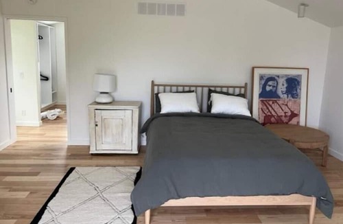 Southampton House | A Wave From it All