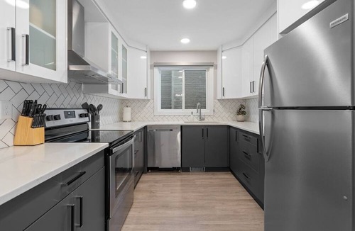 Radisson Heights - Albert Park Apartment | Chasing City Views 2BR + Parking