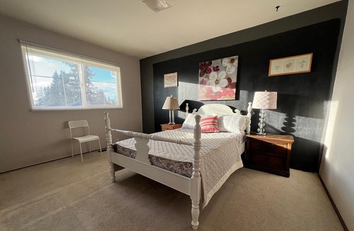 Delta House | Private Designer Room with Patio near Sungod Rec Center