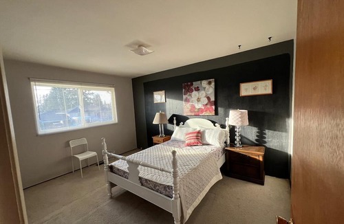 Delta House | Private Designer Room with Patio near Sungod Rec Center