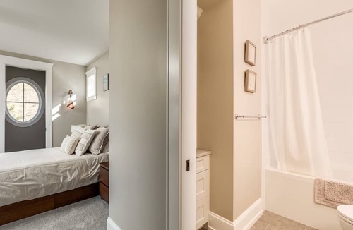Southwest Mission House | This house is a 3 bedroom(s), 3.5 bathrooms, located in Kelowna, BC.