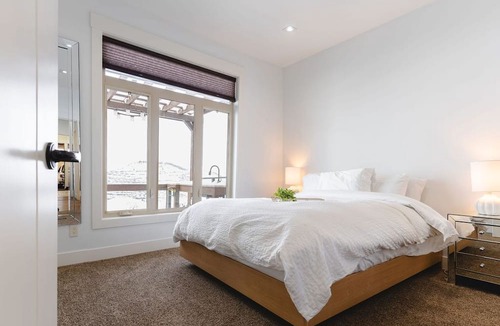 Black Mountain House | Kelowna Retreat- Pool, Hot-tub, Mini Golf, Gym