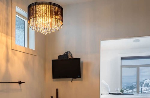 Black Mountain House | Kelowna Retreat- Pool, Hot-tub, Mini Golf, Gym