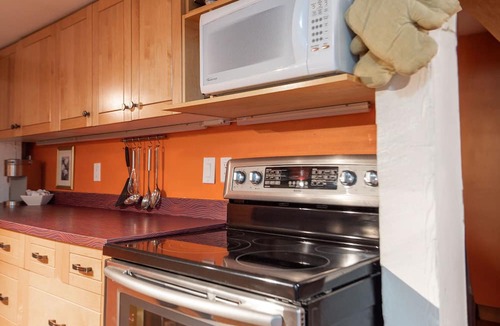 Shawnigan Lake Apartment | Spacious character suite! Close to local private schools, dining and more!