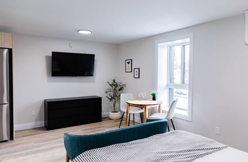 Kitchener Apartment | Trendy 1 Queen Bed Studio Prime DT Location!