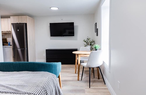 Kitchener Apartment | Trendy 1 Queen Bed Studio Prime DT Location!