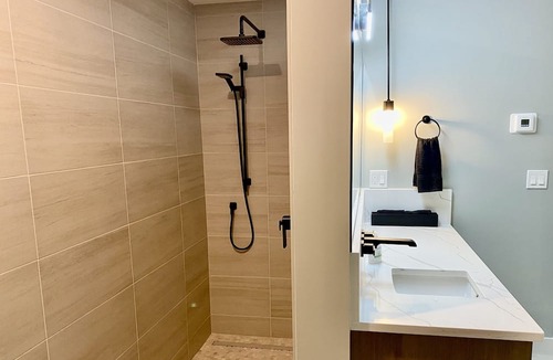 Vernon House | Middleton Mtn 1600 sq. ft on Park with hot tub
