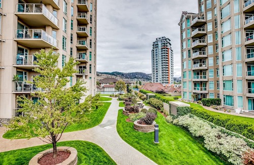 North End Apartment | Beachfront condo in great location with hot tub, pool, sauna, gym, beach views
