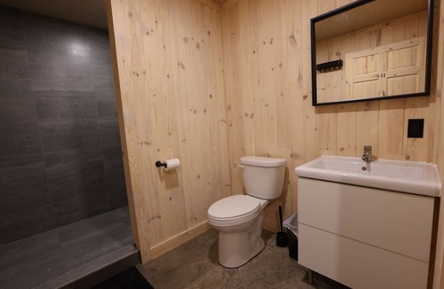 Sainte-Seraphine Cabin | Le Lodge Vous Offre une Expérience Paisible et Immersive en Zone Agricole