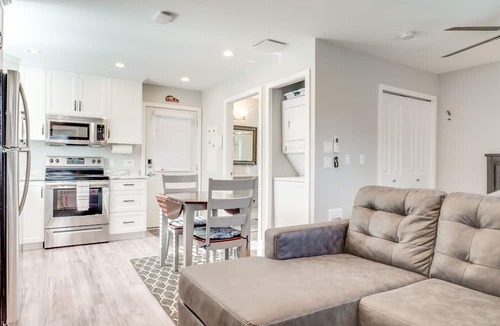 Port Alberni House | The Bear Studio House: Open concept house that sleeps up to 4