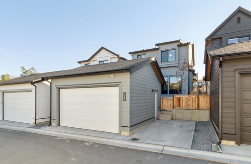 Willoughby House | Luxurious, Modern & Stylish 2 Bedroom Suite, Near Vancouver, Pet Friendly