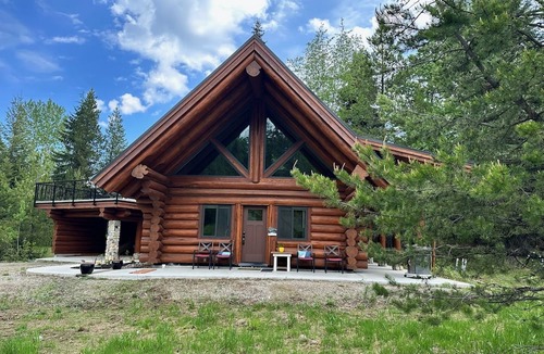 Kootenay Boundary Cabin | Peaceful Log Cabin – Quick Ride to Red Mt. Trails