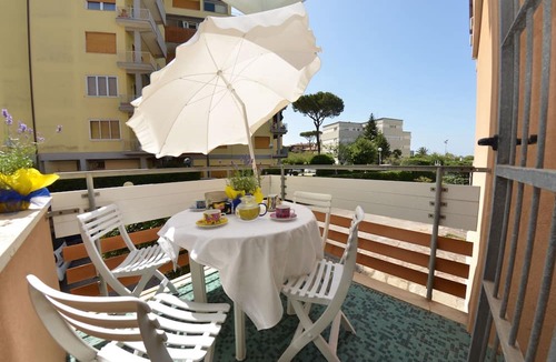 Viareggio Apartment | Apartment in Viareggio with 2 bedrooms sleeps 6