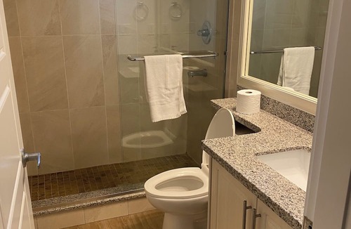 East Newton North House | Spacious 3-bedroom Suite in fabulous Surrey Wi-Fi, EV Charging, Basketball Court