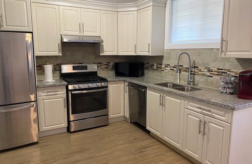 East Newton North House | Spacious 3-bedroom Suite in fabulous Surrey Wi-Fi, EV Charging, Basketball Court