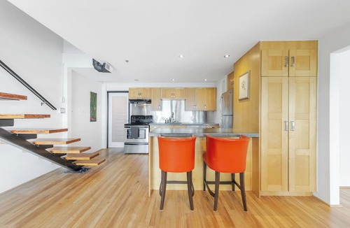 Southeast False Creek Apartment | D25 - Large 1 bedroom 2 bathroom in Mount Pleasant