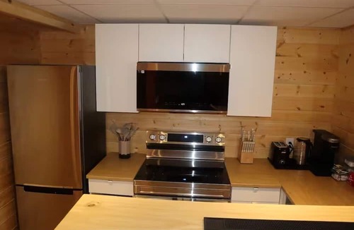 Fort Gary House | 1BD Cozy Suite with Office Space near U of M