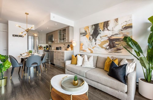 Downtown Eastside Apartment | Breathtaking Views of Mountains & Ocean Sleeps 4 - Fast Wifi & Secured Parking