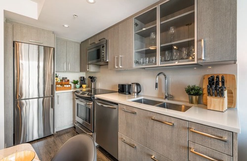 Downtown Eastside Apartment | Breathtaking Views of Mountains & Ocean Sleeps 4 - Fast Wifi & Secured Parking