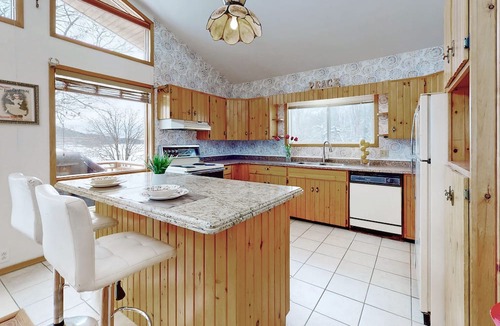 Katrine House | Charming lakefront cottage on Little Doe Lake in Muskoka