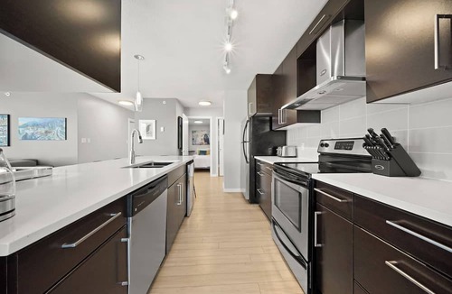 Crosstown Condo | Stunning and Spacious 3 Bedroom/2 Bathroom Condo in Central Downtown Vancouver