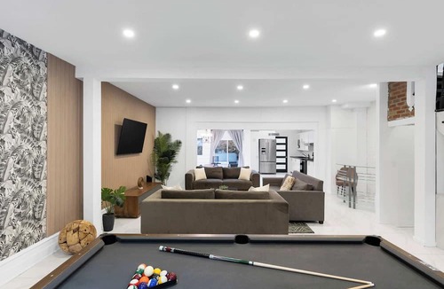 Gay Village Apartment | Spacious & Stylish Downtown Retreat |Hot Tub