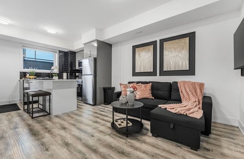 Niagara Falls Apartment | NEW Stylish 1BR wBBQ | Close to Falls | Sleeps 4!