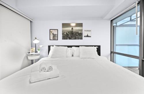 Bay Cloverhill Apartment | Stylish 2BR Downtown Sanctuary - Free Parking